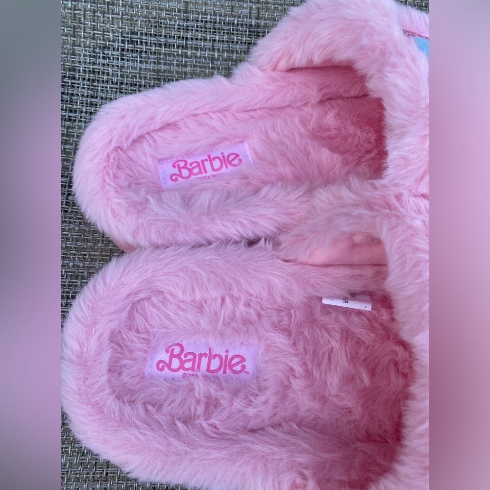 NWOT Barbie Pink Faux Fur Logo Super Push Comfy Women's Slippers Sz Small (5-6) - Picture 6 of 8